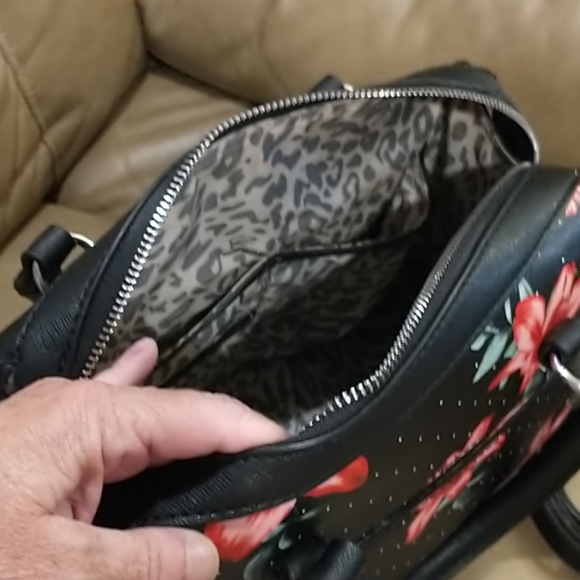 NWOT GUESS Gorgeous Floral Crossbody Bag - Picture 5 of 9